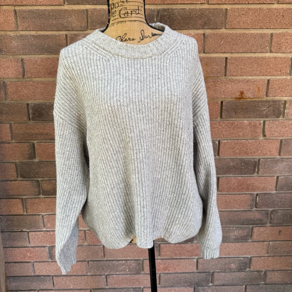 H&M Gray Cable Knit Crew Neck Sweater Size Medium